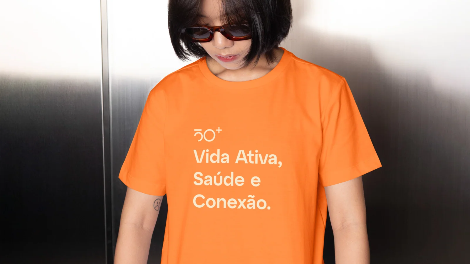 Camiseta laranja com a identidade Elo 50+