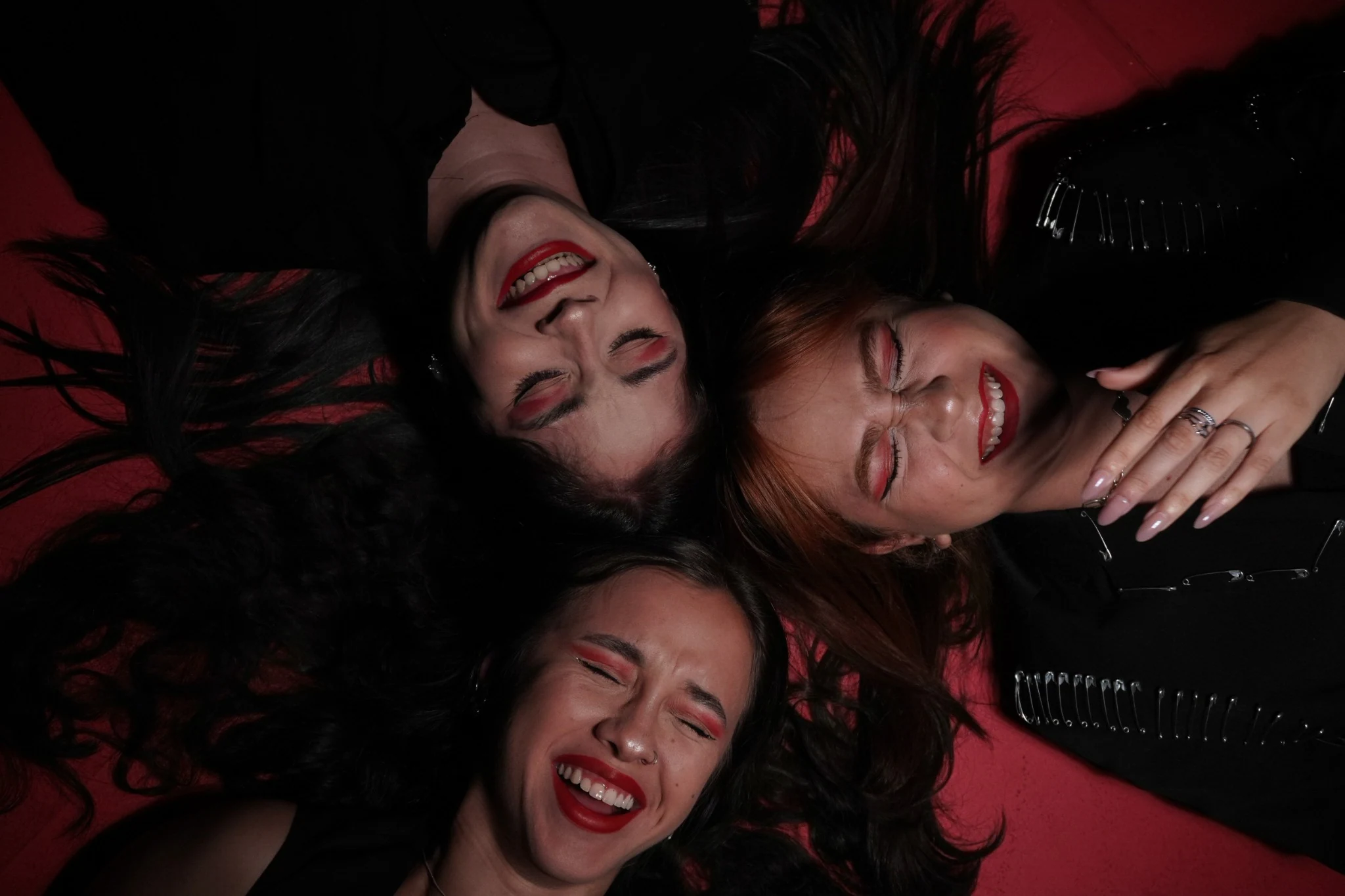 Fotografia editada vista de cima, com cenário vermelho e tipografia Paranoia