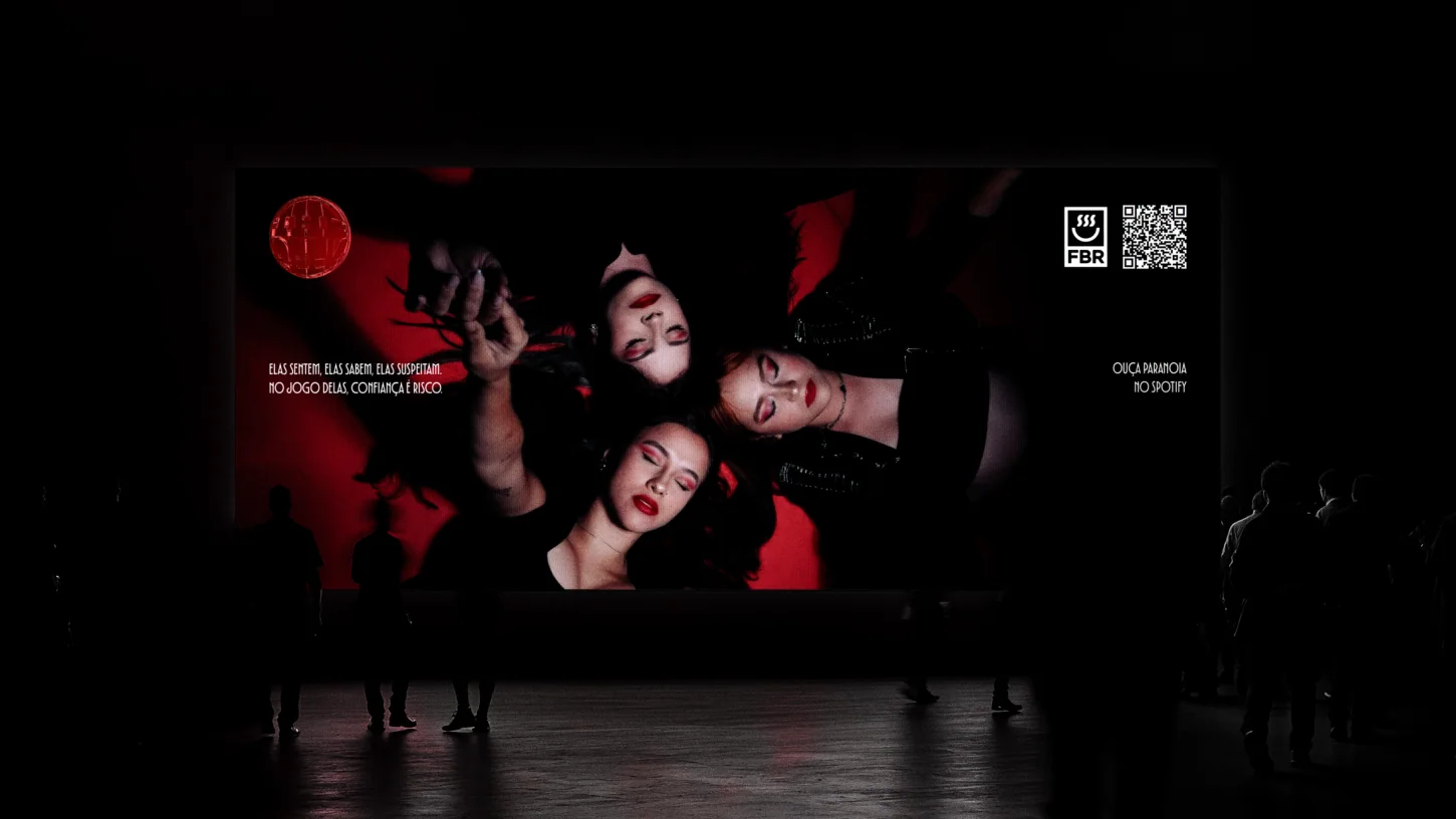 Visualização de campanha em grande formato noturno