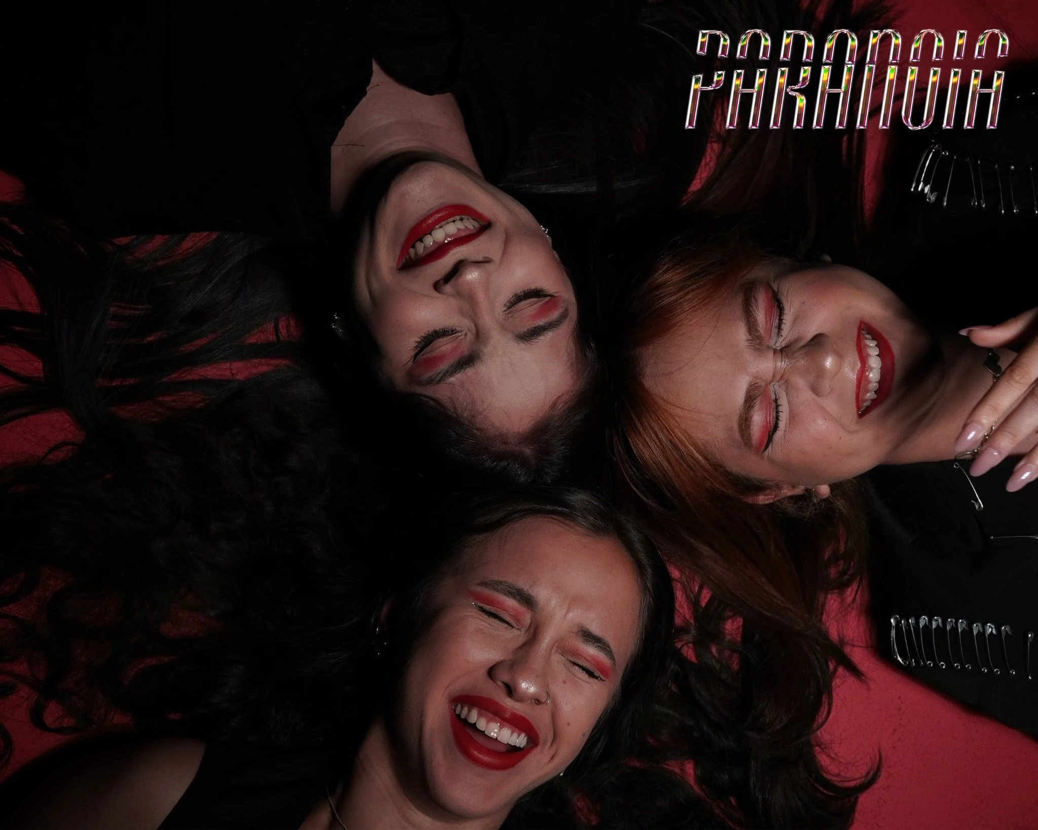 Capa Paranoia com ensaio fotográfico das três personagens em composição vermelha e preta