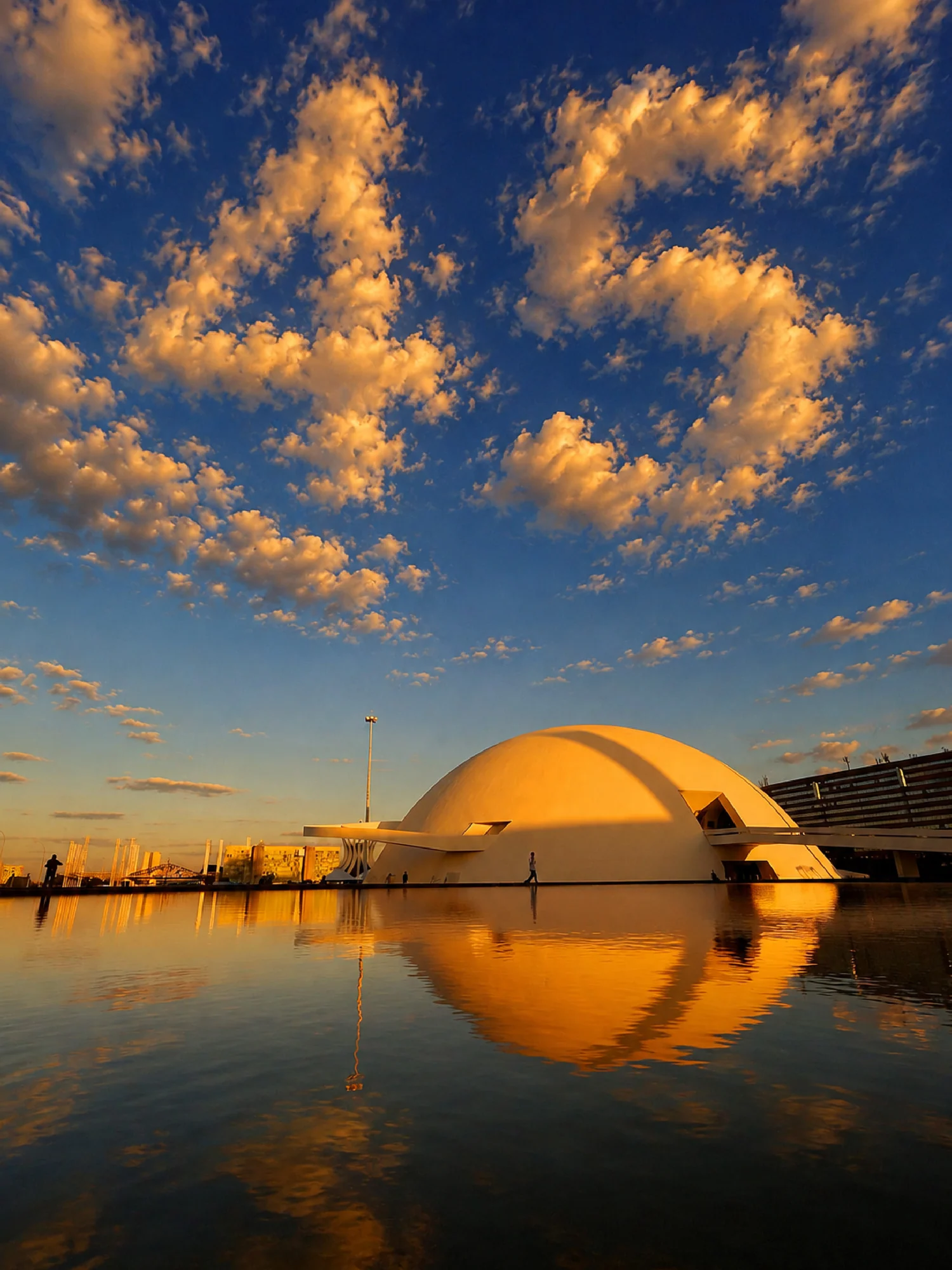 Composição visual com arquitetura de Brasília e céu dramático
