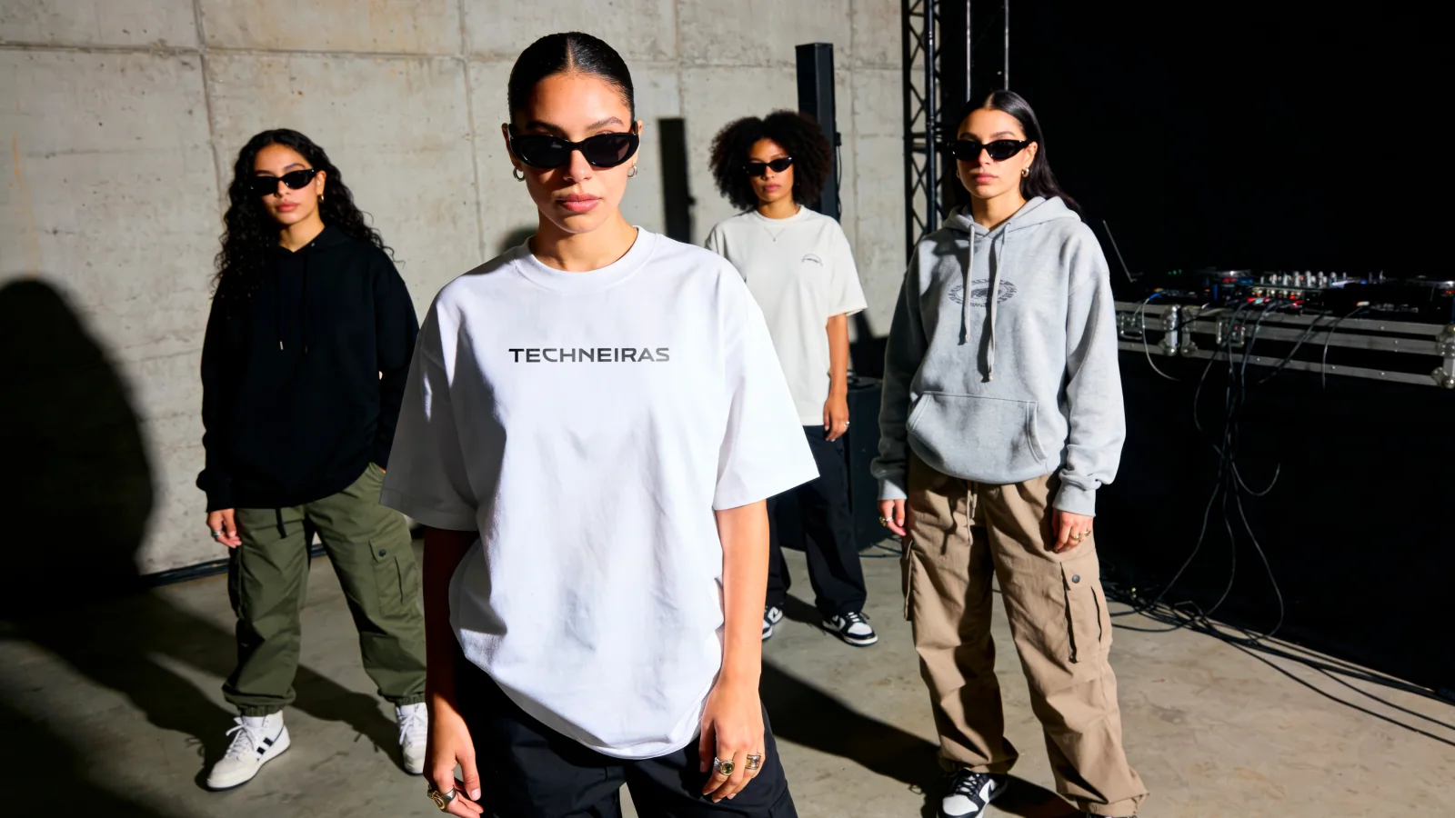 Fotografia de grupo em roupas urbanas e ambiente ligado à música eletrônica