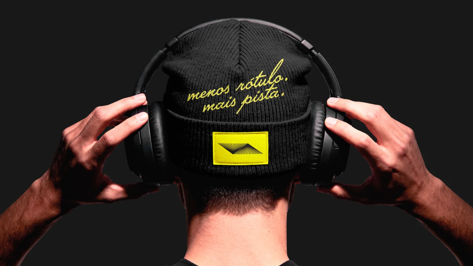 Fotografia de pessoa com boné Techneiras e fones de ouvido