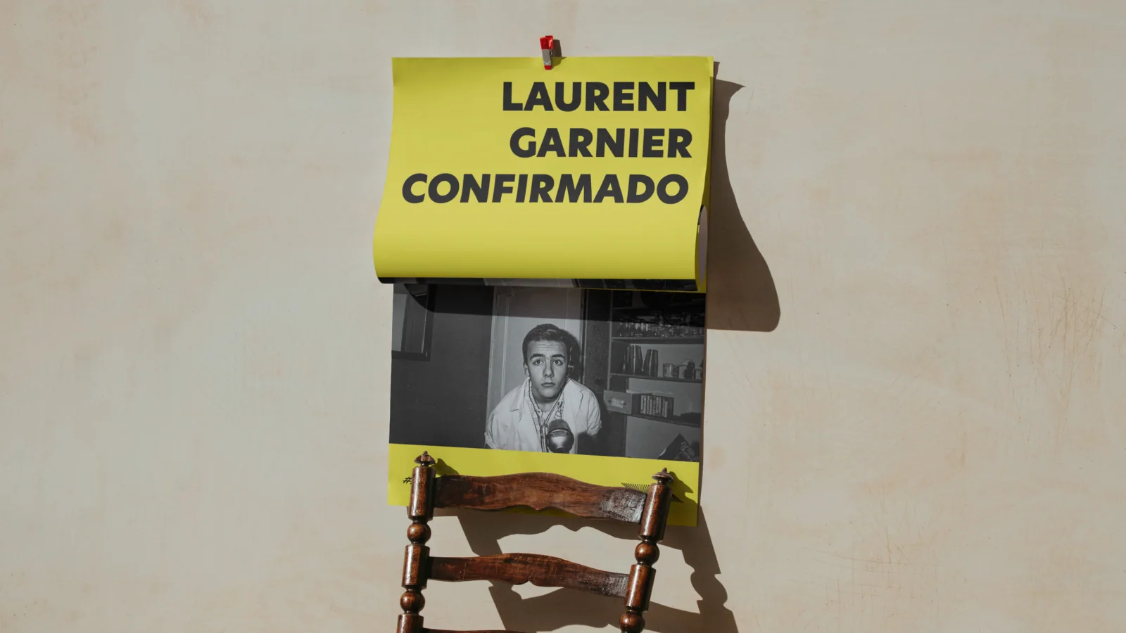 Cartaz amarelo Laurent Garnier Confirmado apresentado em cenário de parede