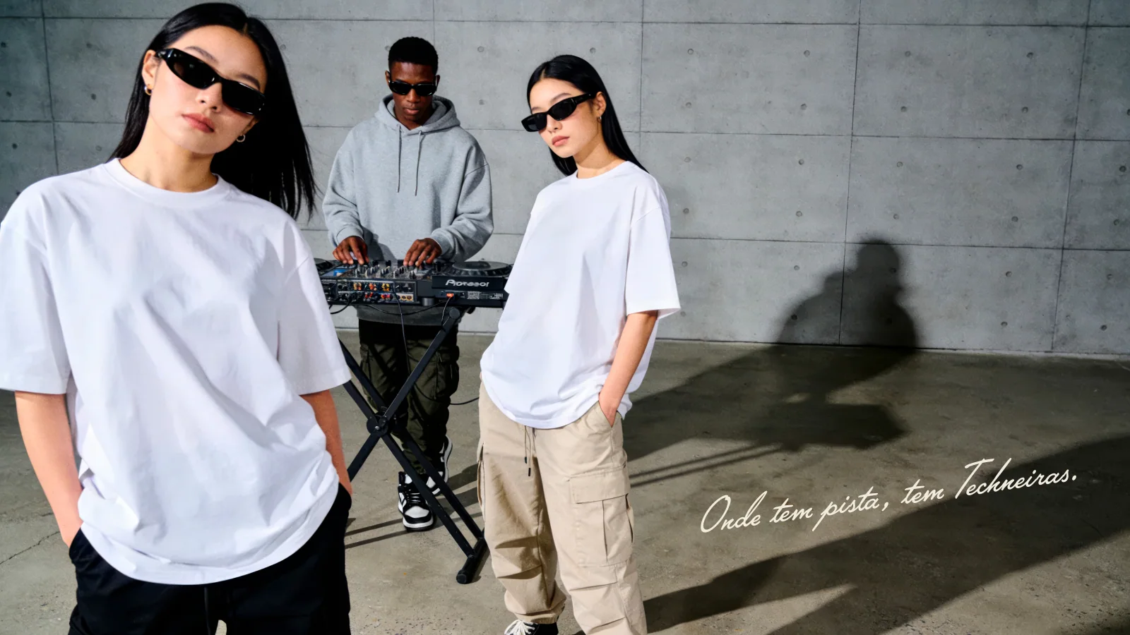 Fotografia editorial com modelos usando óculos escuros diante de um equipamento de DJ