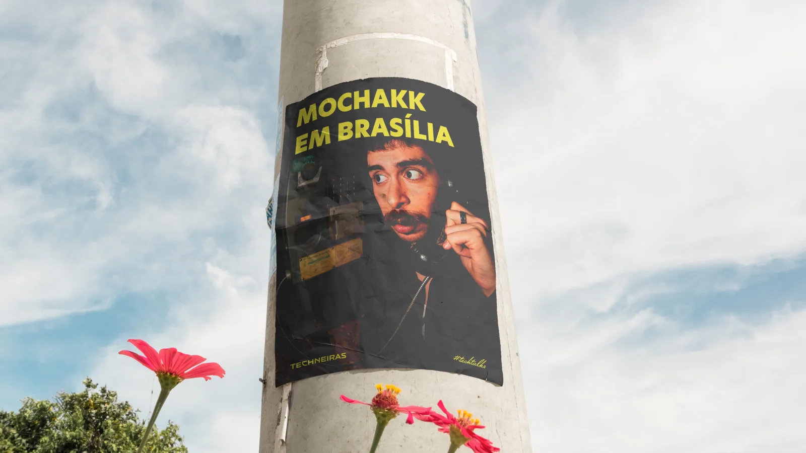 Cartaz Techneiras em poste na rua, aplicado em uma visualização de comunicação exterior